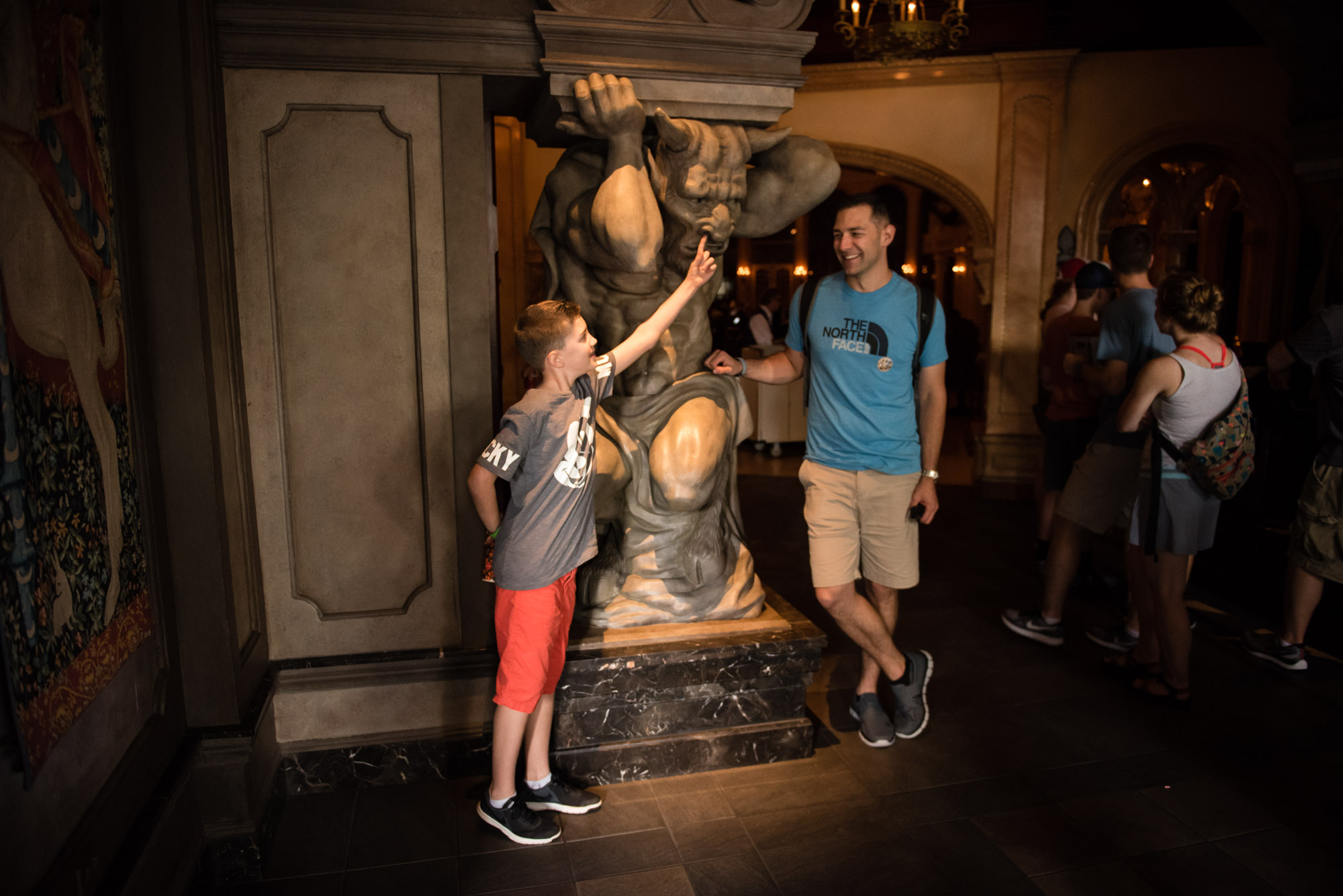 Family-and-kids-at-disney-world-magic-kingdom-Pictures-by-Megan-Cieloha